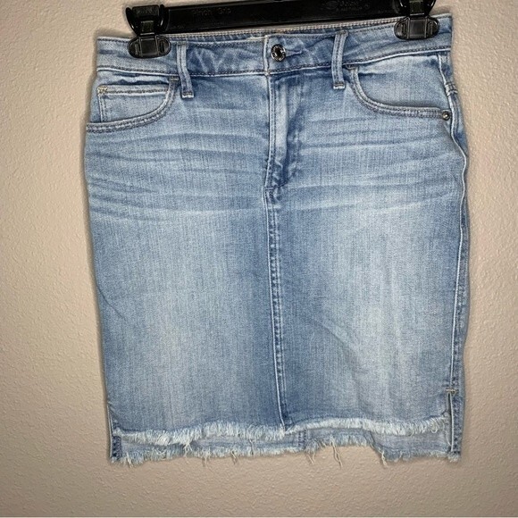 Abercrombie & Fitch Dresses & Skirts - Abercrombie & Fitch light wash raw hem denim mini skirt size small 26